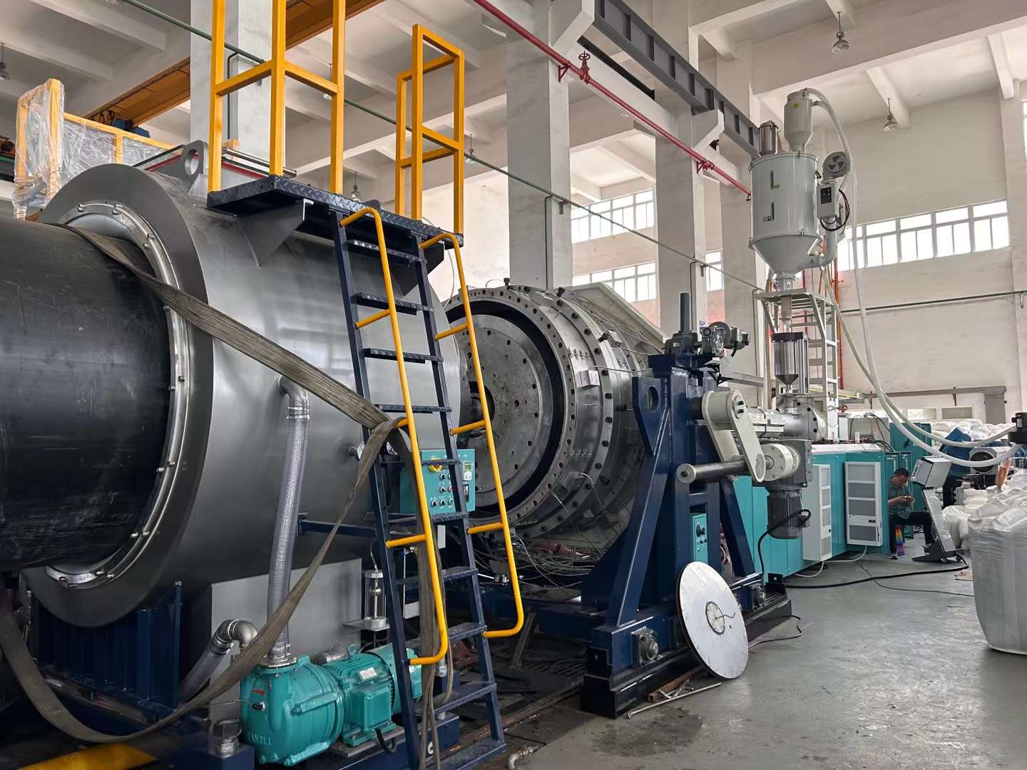 Nagy vastagságú és nagy átmérőjű csövek: hogyan lehet elkerülni a megereszkedést a csőextrudálás során